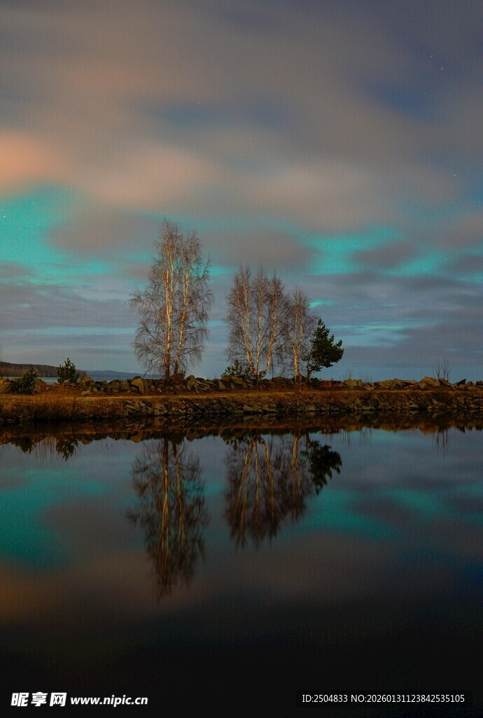 湖畔树木与绚丽天空倒影