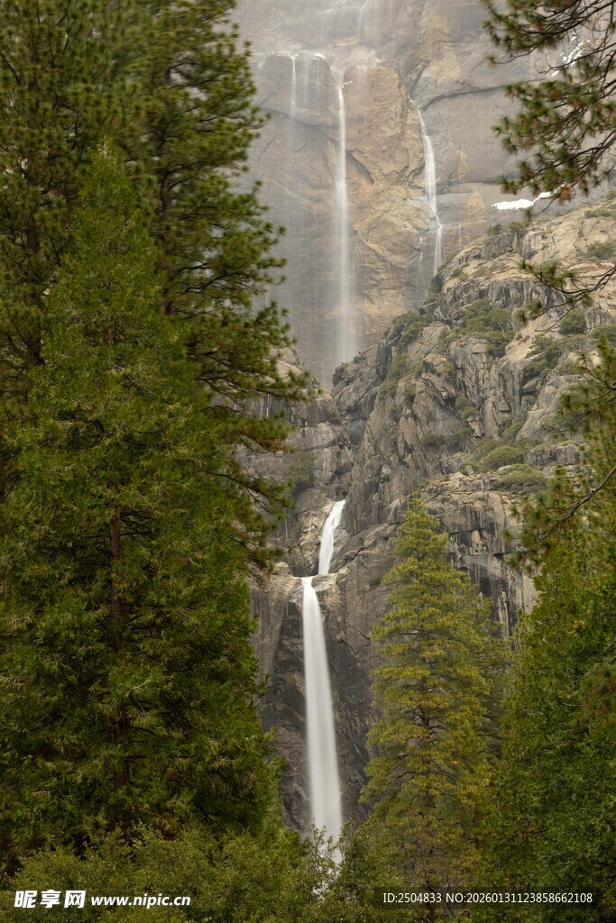山林间壮观的瀑布景观