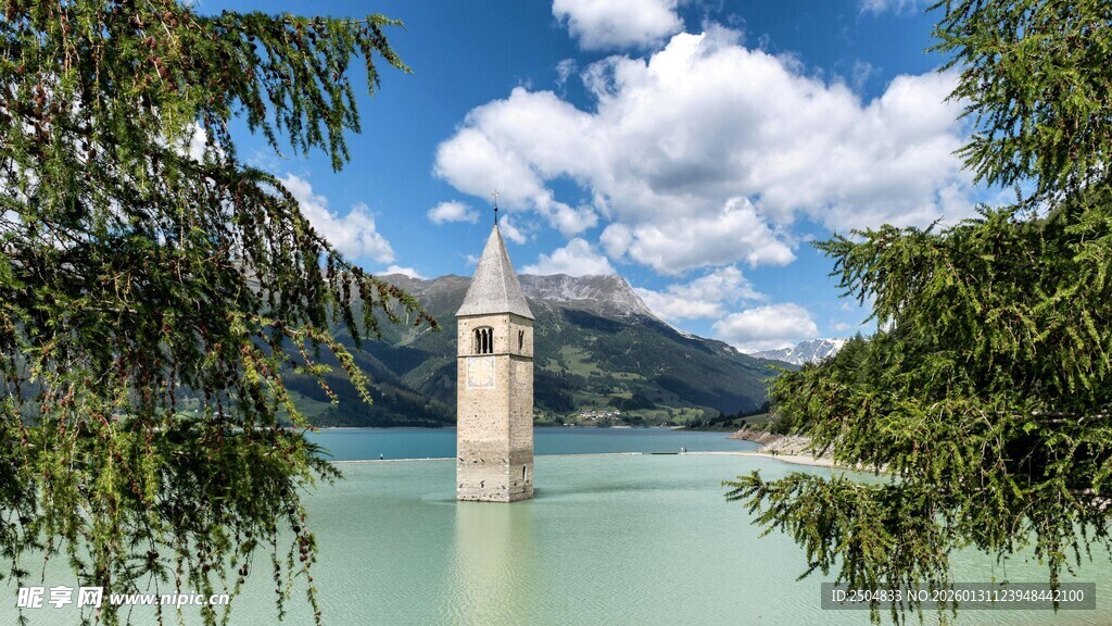 湖中小塔与山水美景
