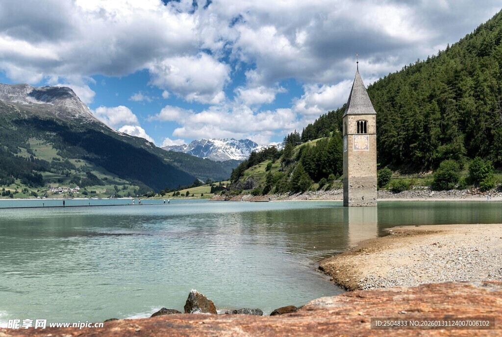 湖畔钟楼 山水秀丽风光