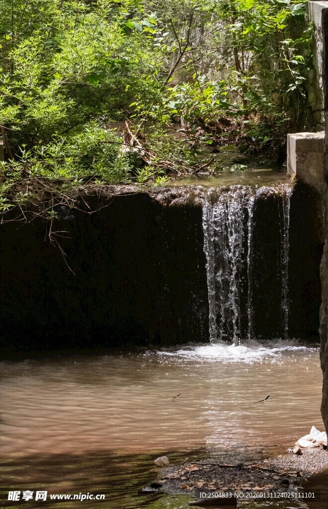 山间小瀑布 清幽自然景