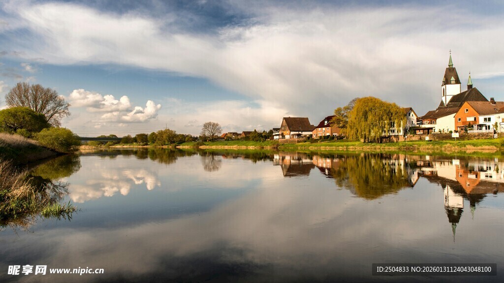 湖畔小镇风光 宁静如画