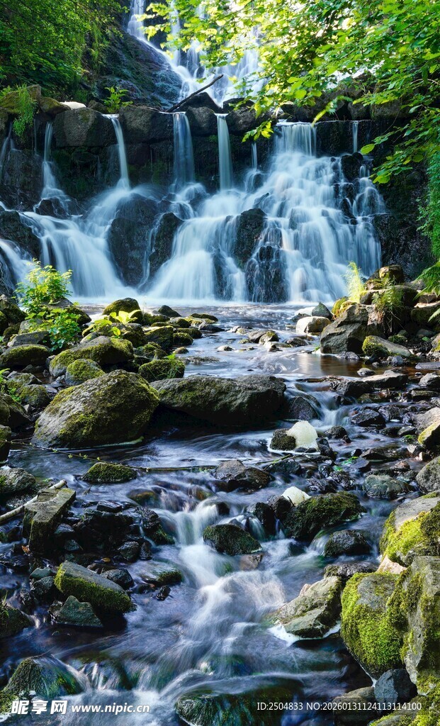 山间溪流瀑布自然美景
