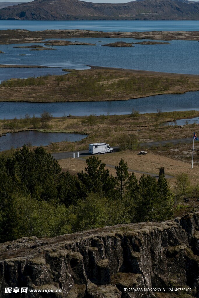 旷野中的孤独车辆