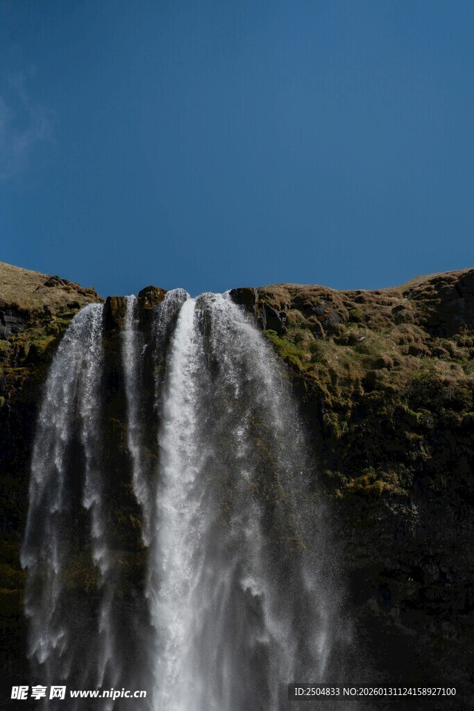 壮观瀑布垂落于蓝天之下
