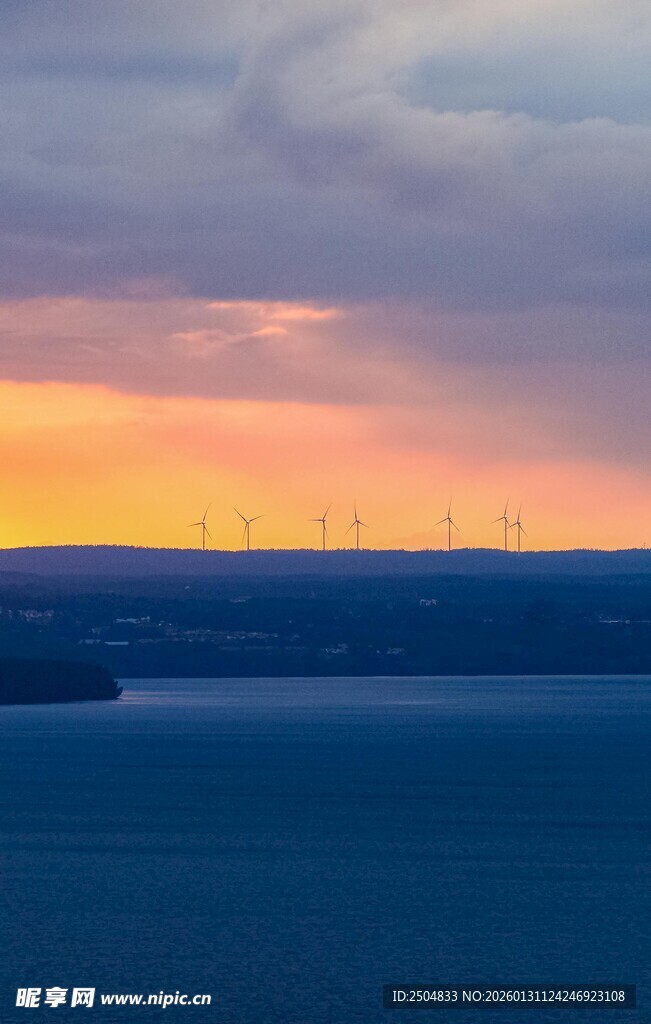 黄昏下的宁静湖面景色