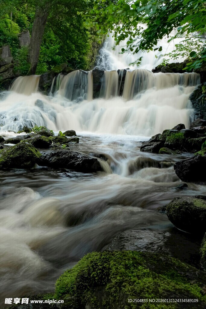 山间瀑布溪流自然美景