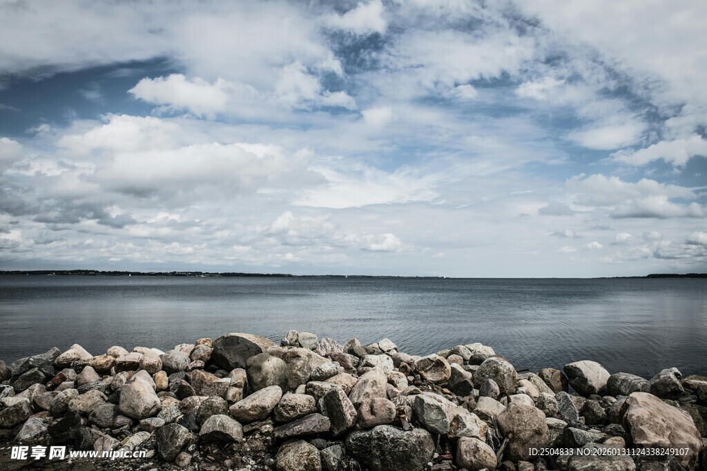 湖畔碎石与蓝天白云