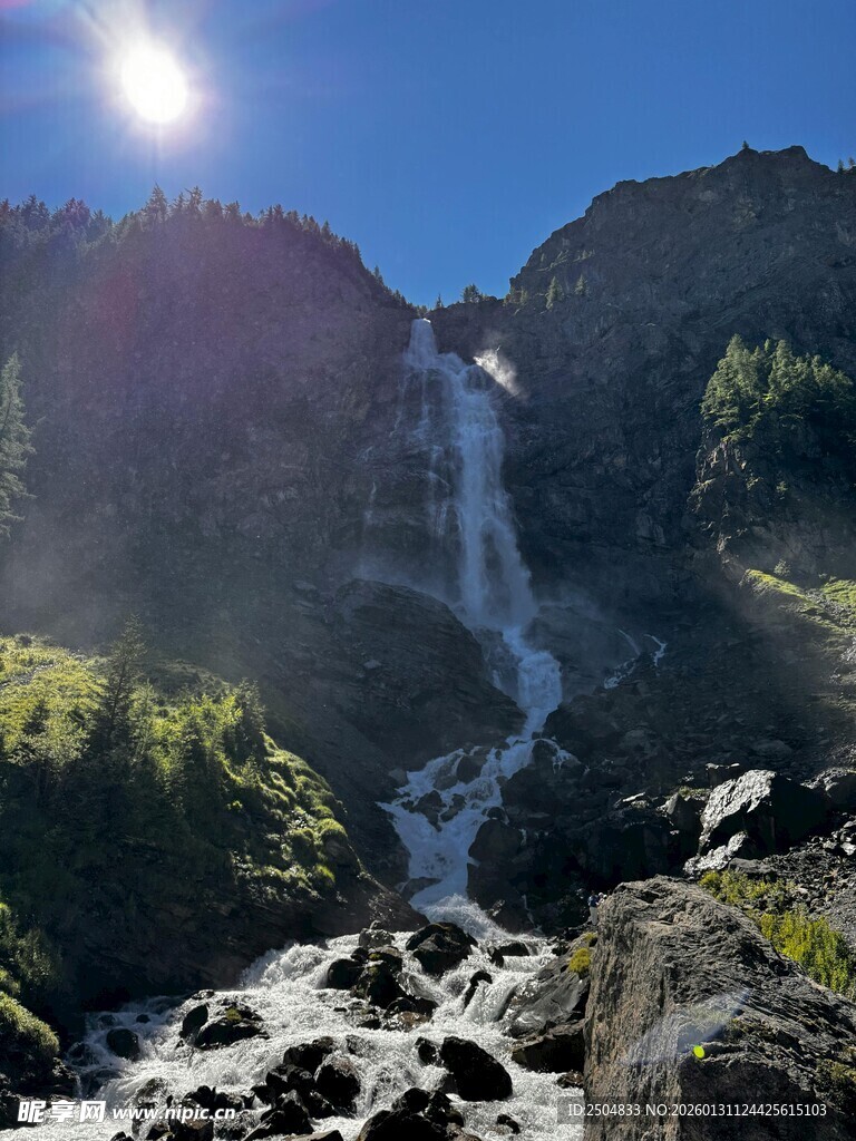 山间瀑布美景