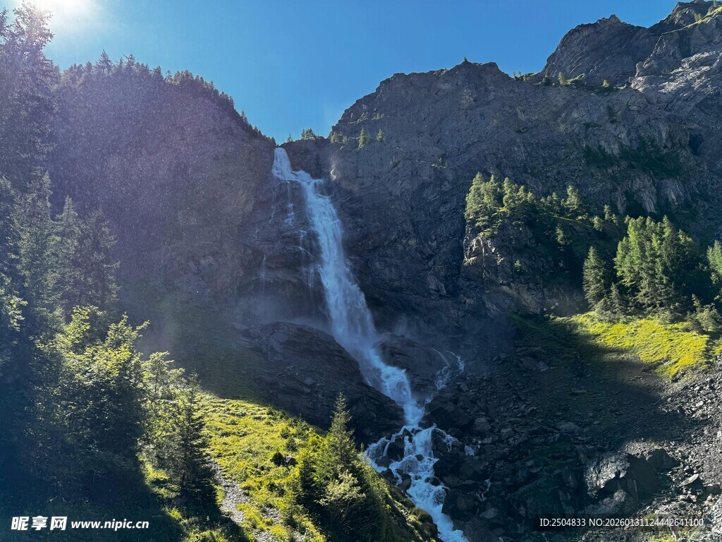 山间壮丽瀑布景观