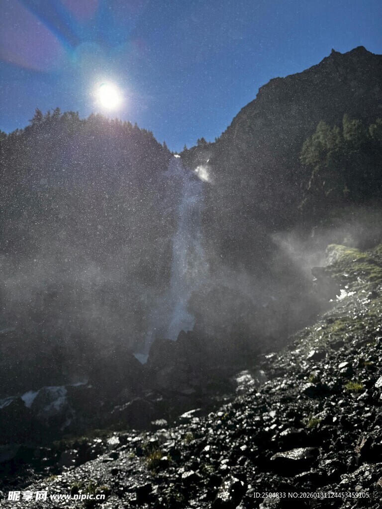 山间瀑布在阳光下的景象