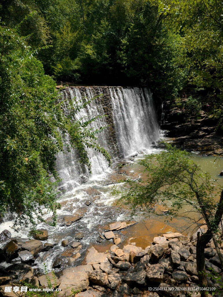 山间瀑布溪流自然美景
