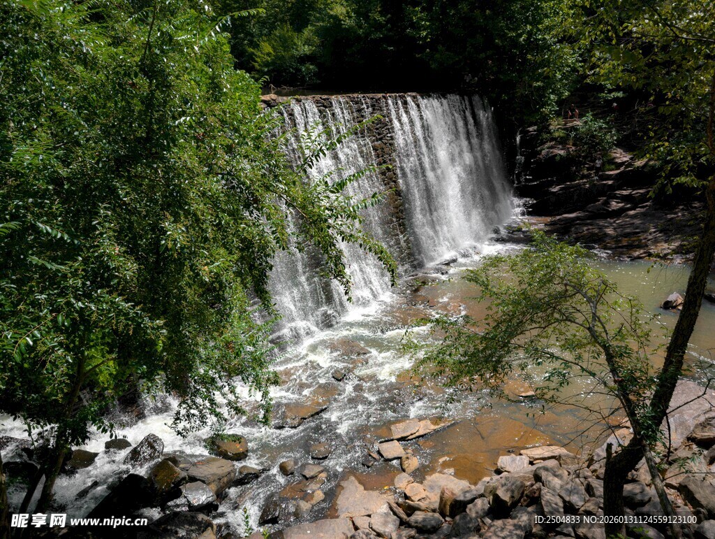 林间瀑布 自然灵动之景