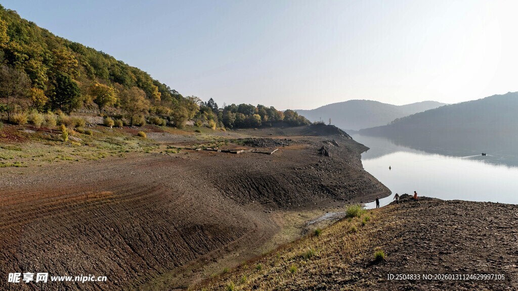 干旱湖泊旁的裸露湖床
