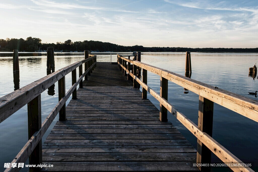 湖畔木栈道 静谧好风光