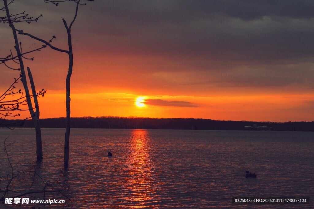 湖畔日落美景