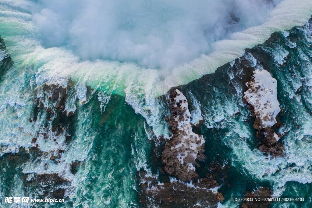 壮观海浪拍打礁石景象