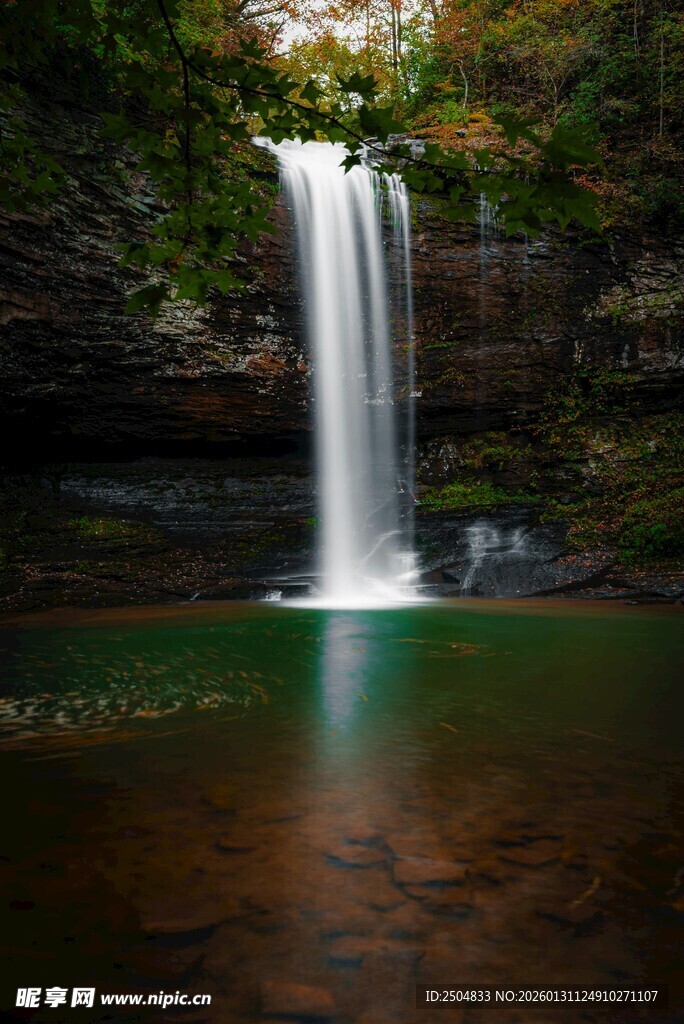 山间瀑布下的碧绿水潭