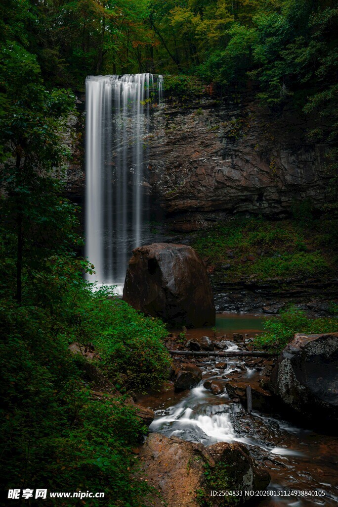 山林间的秀丽瀑布景观