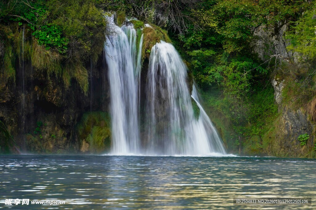 山间飞瀑 绿意环绕的美景