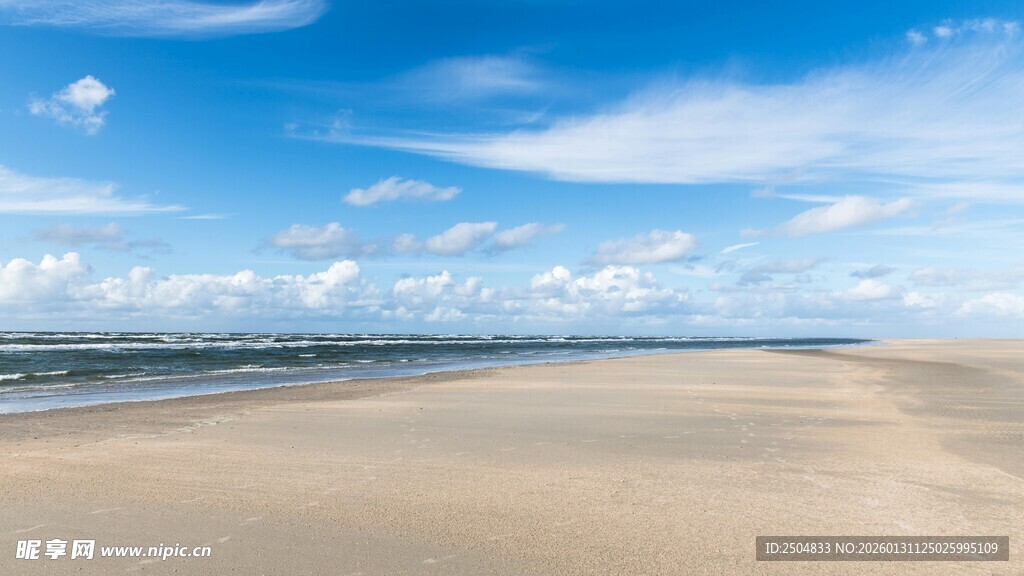广阔沙滩与蓝天白云美景