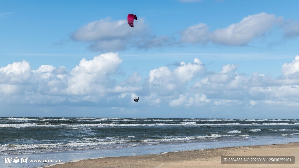 海滩上的风筝放飞时刻
