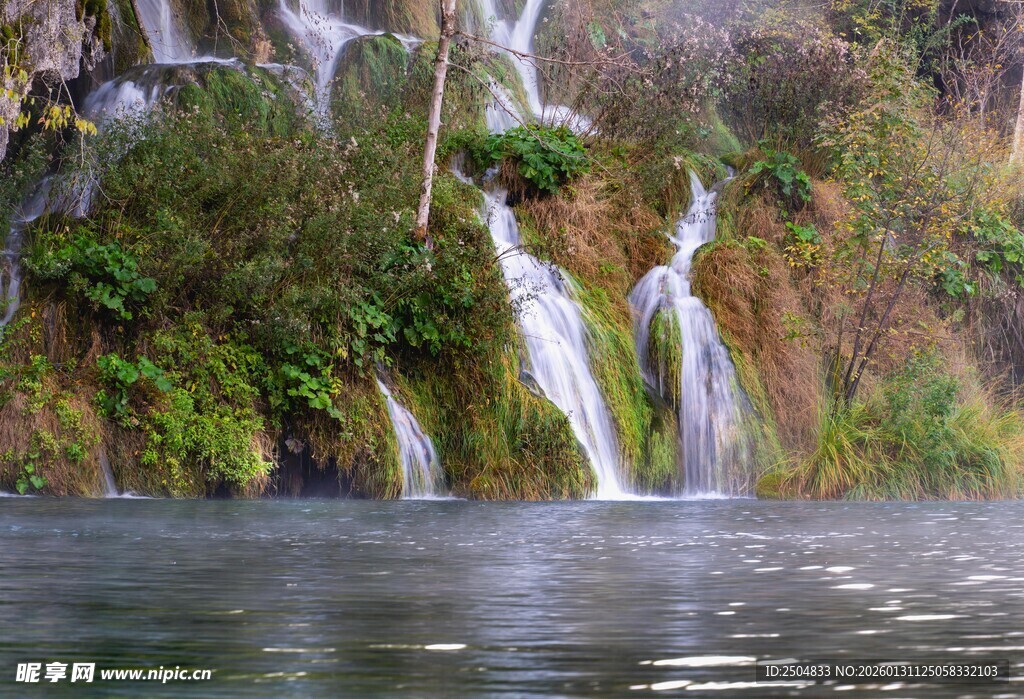 山间瀑布下的宁静水域