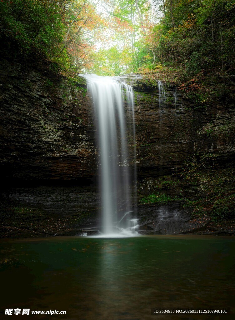 山间瀑布下的静谧水潭