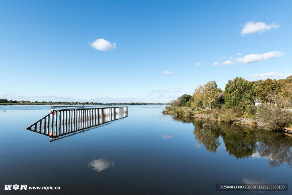 宁静湖畔的栈桥风景