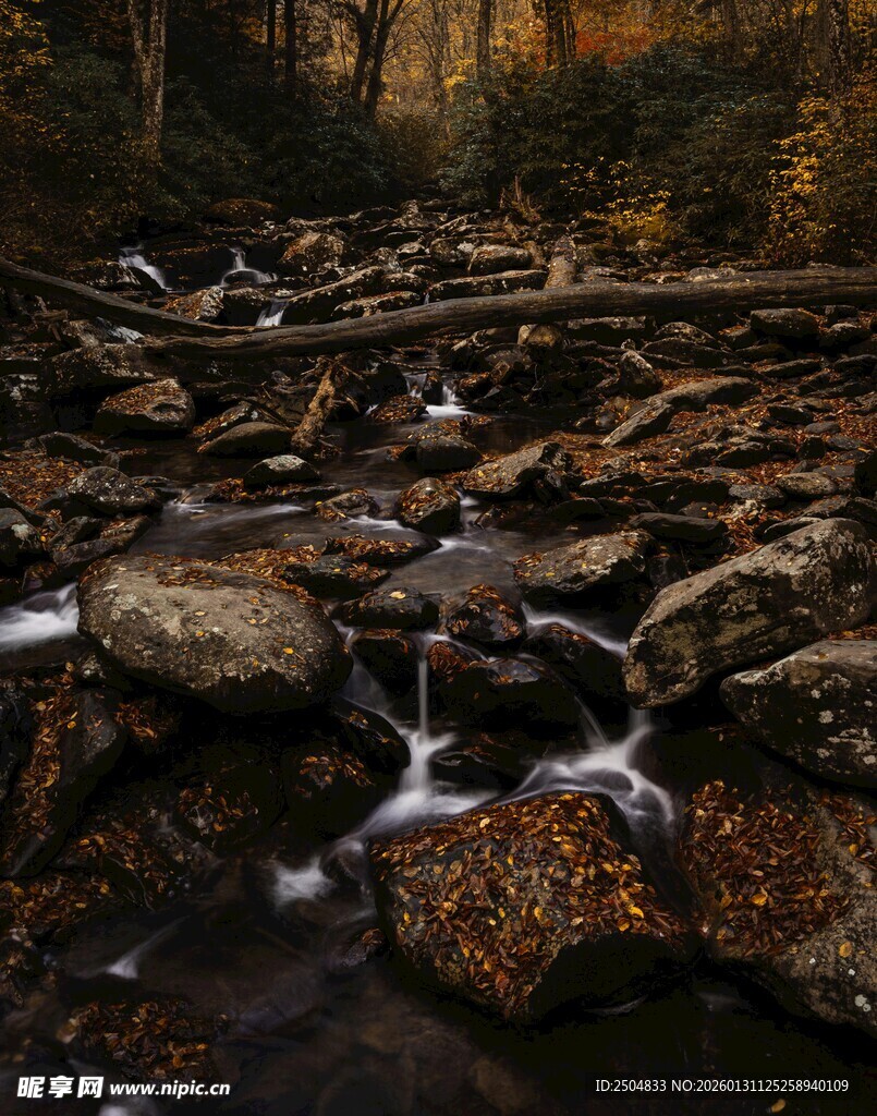 山间溪流穿石景