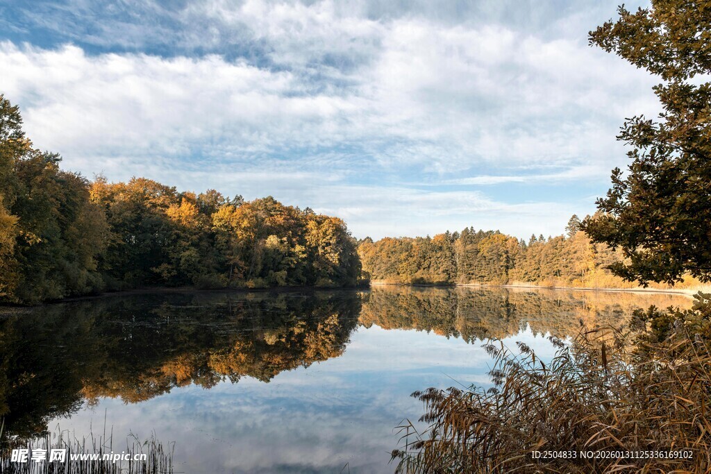 秋日湖畔美景