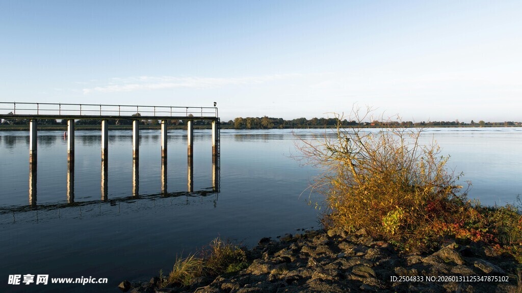 湖畔栈桥边的秋日景致