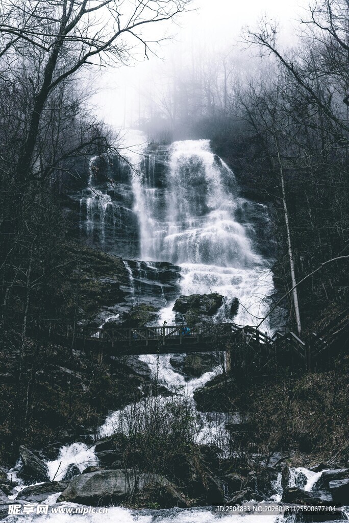 冬日静谧的山间瀑布景观