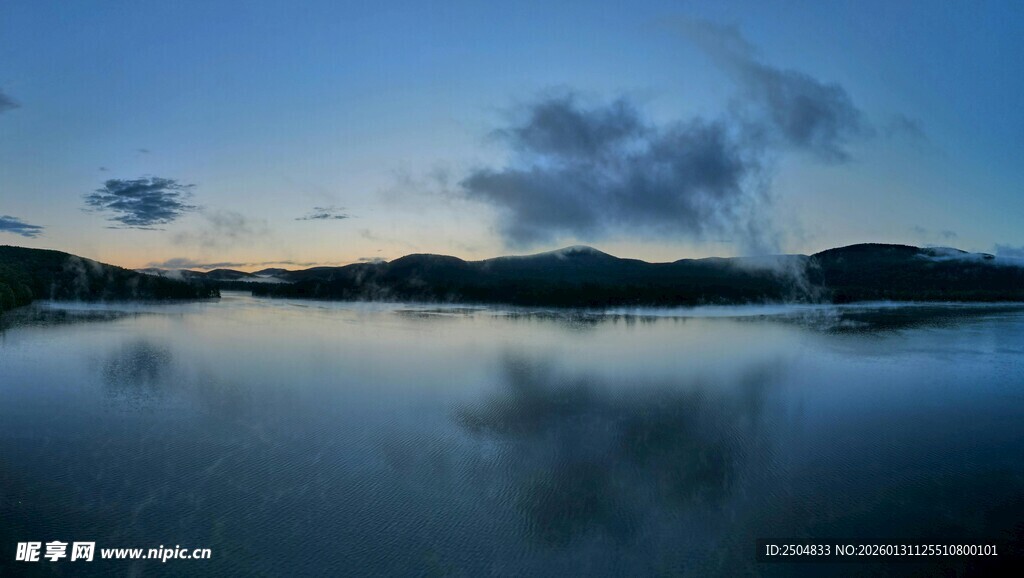 宁静湖面的山水暮色