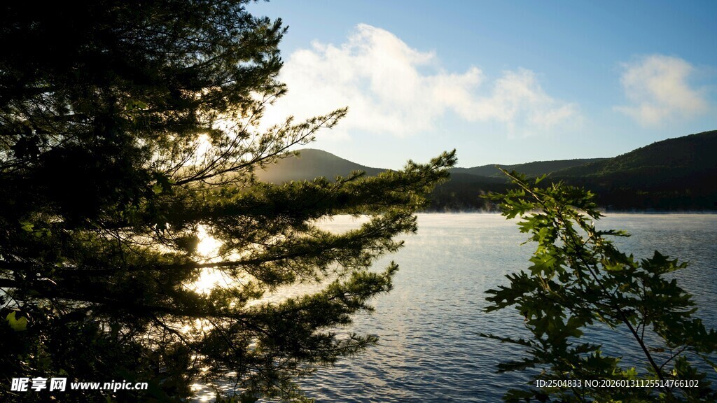 湖畔山林美景