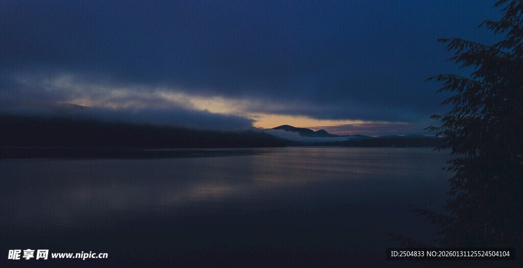 夜幕下宁静的湖景
