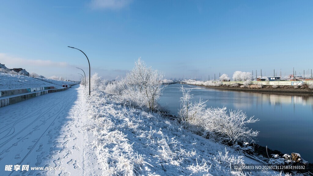 冬日河畔雪景