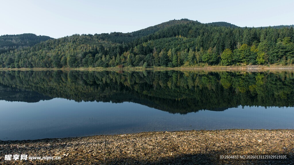 宁静湖畔 青山倒影如画