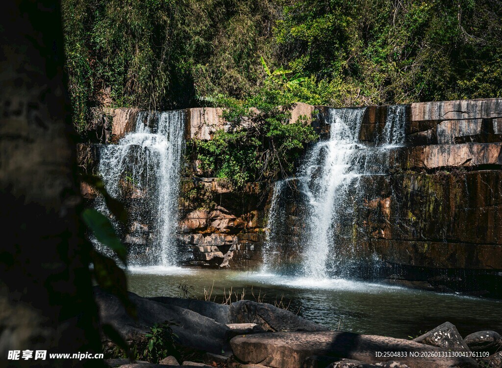 林间瀑布景观
