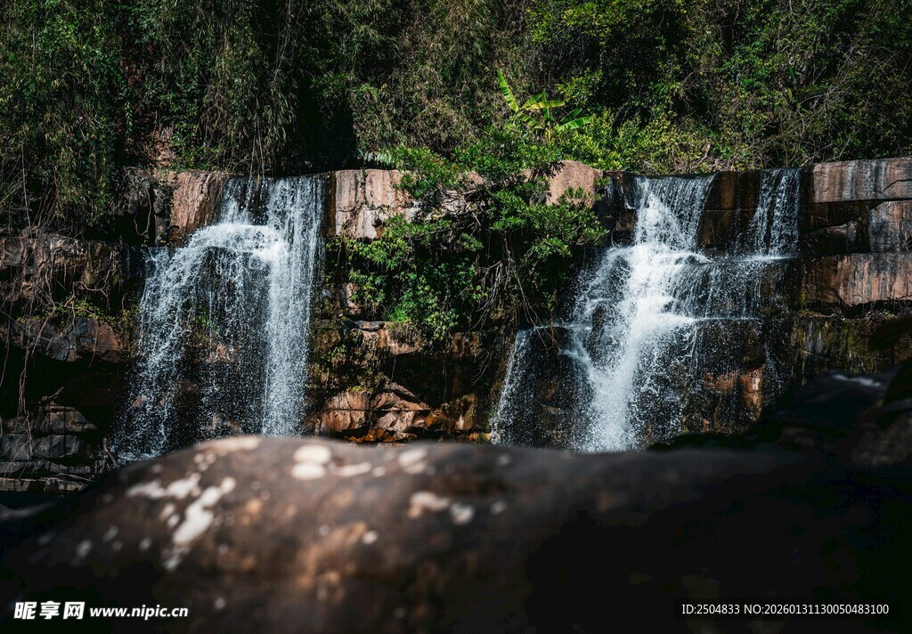 山林间的美丽瀑布景观