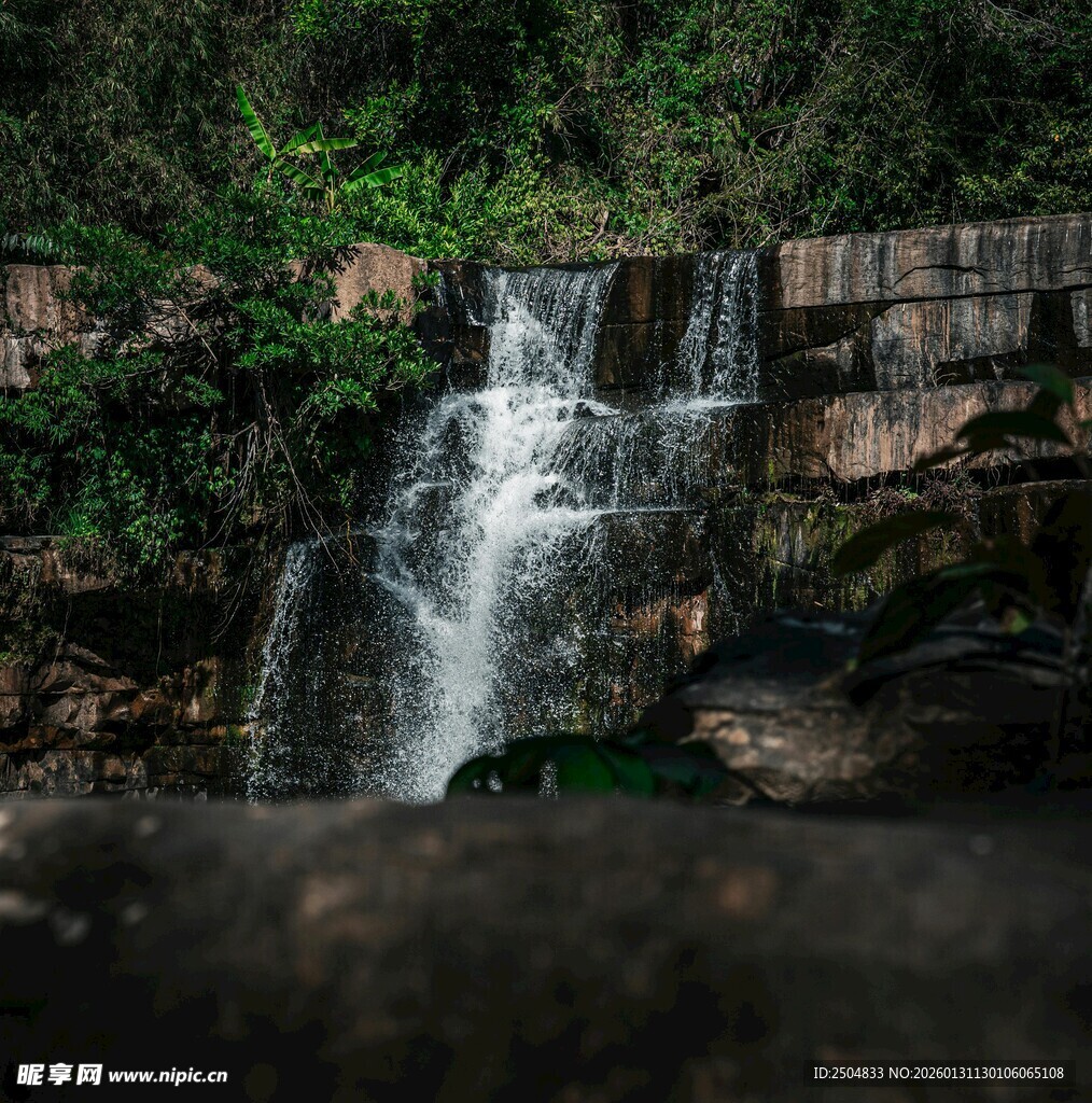 山间小瀑布 尽显自然之美