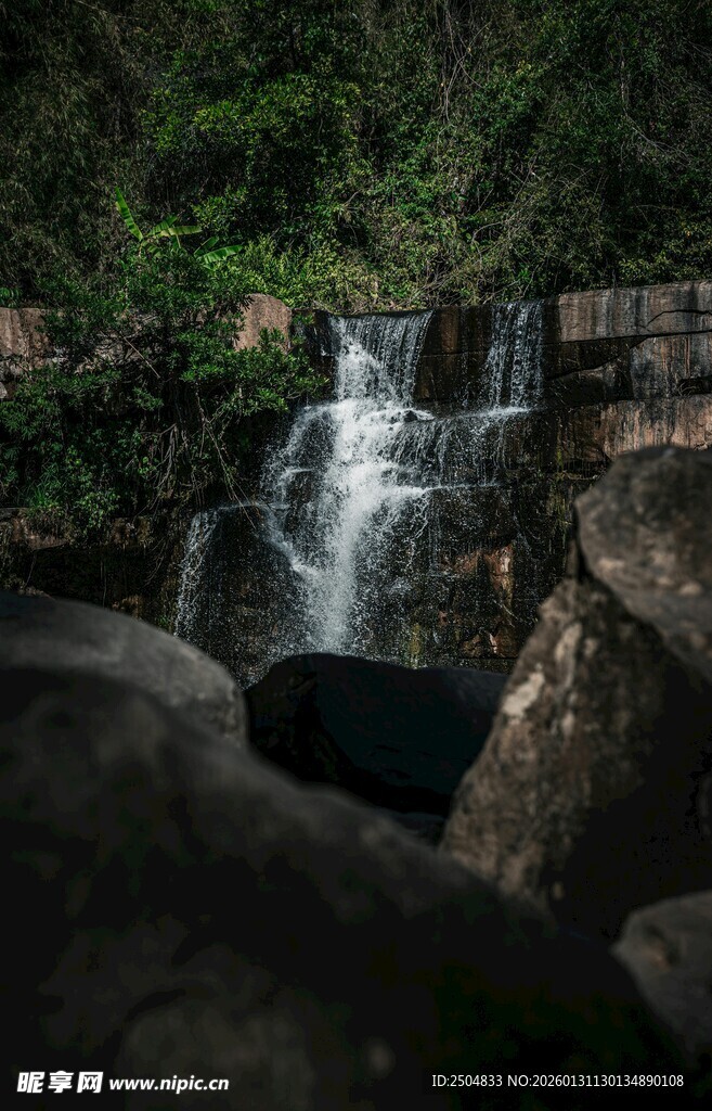 山间瀑布景观