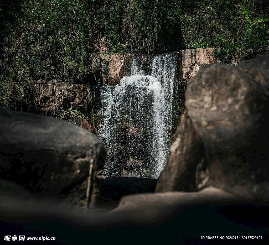 山间小瀑布景致