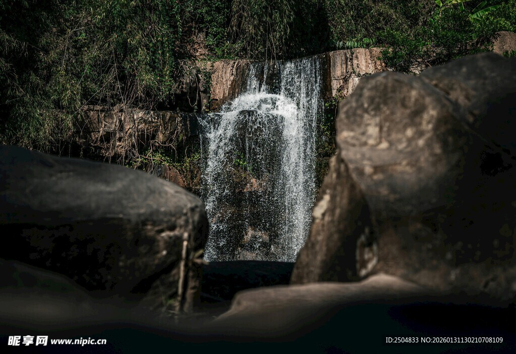 山间小瀑布景观