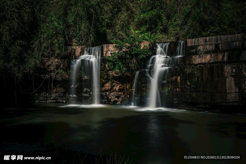 静谧山林中的美丽双瀑布