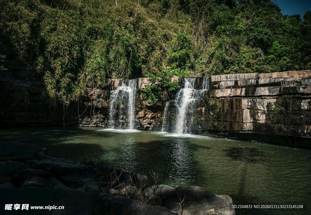 山间清幽瀑布潭景