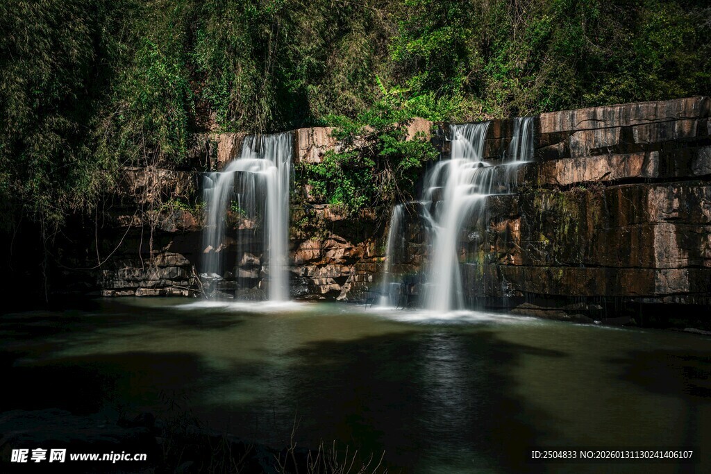 森林中的美丽双瀑布