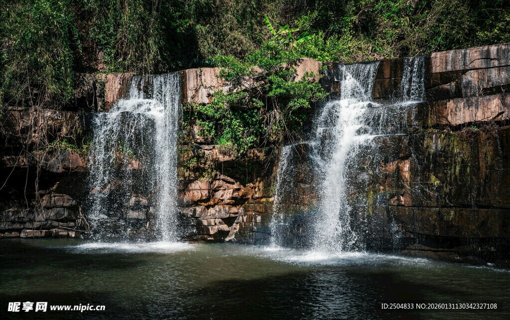 山间双瀑布景观