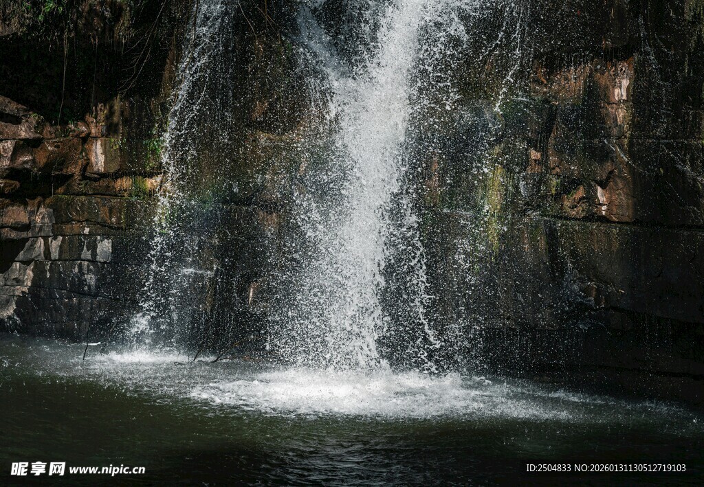 山间瀑布倾泻而下
