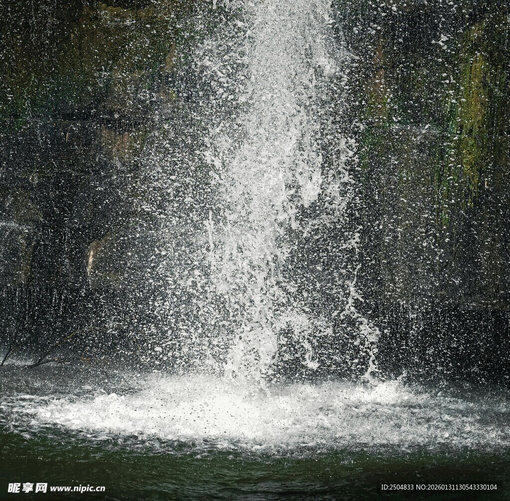 山间瀑布水流倾泻而下